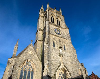 St. Thomas Minster 'ın dış cephesi, ya da Newport Minster olarak da bilinir, İngiltere' nin Wight Adası 'ndaki Newport kasabasında yer almaktadır..