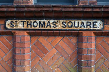 İngiltere 'nin Wight Adası' ndaki Newport kasabasındaki St. Thomas Meydanı için bir sokak tabelası.
