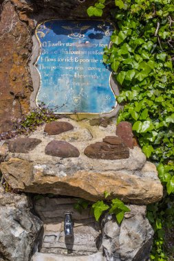 Wight Adası, İngiltere - 4 Mayıs 2023: Wight Adası 'ndaki Shanklin Eski Köyü' ndeki Longfellow Çeşmesi 'nin yakın çekimi.