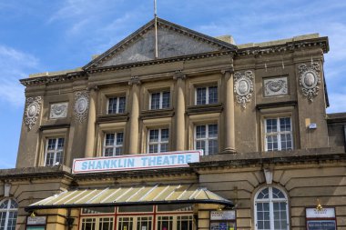 Wight Adası, İngiltere - 5 Mayıs 2023: Shanklin Tiyatrosu 'nun dış tarafı, İngiltere' nin Wight Adası 'ndaki Shanklin kasabasında yer almaktadır..