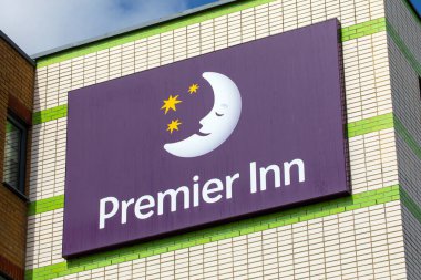 Wight Adası, İngiltere - 5 Mayıs 2023: İngiltere 'deki Wight Adası' ndaki otellerinden birinin dış tarafında Premier Inn logosu.