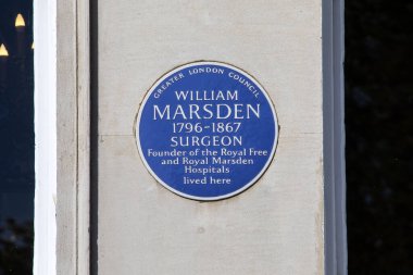 Londra, İngiltere - 26 Mayıs 2023: Londra, İngiltere 'deki Lincoln' s Inn Fields 'da ünlü cerrah William Marsden' ın bir zamanlar yaşadığı yeri gösteren mavi bir plaketin yakın çekimi.