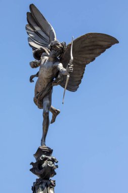 Londra, İngiltere - 26 Mayıs 2023: Eros heykeli, aynı zamanda Shaftesbury Memorial Fountain olarak da bilinir, Londra, İngiltere 'de Piccadilly Circus' da yer almaktadır..