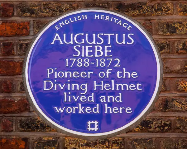 Londra, İngiltere - 26 Mayıs 2023: Londra, İngiltere 'de Danimarka Caddesi' ndeki mavi plaket, dalgıç kaskının öncüsü Augustus Siebe 'nin yaşadığı ve çalıştığı yeri gösteriyor.