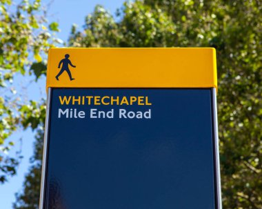 Londra, İngiltere 'nin Whitechapel bölgesinde Mile End Road' da bir tabela..