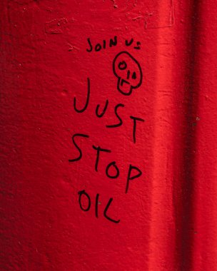 Londra, İngiltere - 9 Ağustos 2023: Londra, İngiltere 'de kırmızı bir posta kutusuna Just Stop Oil' in yakın çekimi.