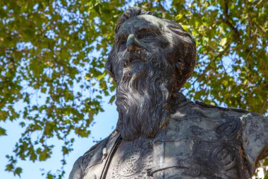 Londra, İngiltere - 9 Ağustos 2023: William Booth 'un bir büstü - İngiliz Metodist Vaiz ve Kurtuluş Ordusu' nun kurucularından biri, Londra, İngiltere 'deki Mile End Road' da yer alıyor..