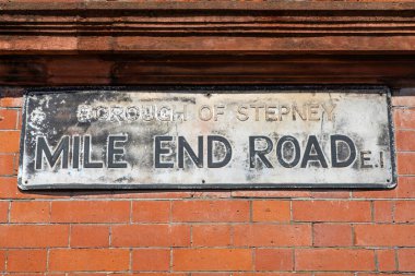 Londra, İngiltere 'de Mile End Road için bir sokak tabelasının yakın çekimi..