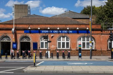 Londra, İngiltere - 9 Ağustos 2023: Londra, İngiltere 'nin Bethnal Green bölgesinde yer alan Mile End Yolu üzerindeki Stepney Green metro istasyonunun girişinin üzerinde işaret levhası.