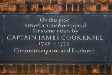 Londra, İngiltere - 9 Ağustos 2023: Doğu Londra 'daki Mile End Road' da bir plaket, kaşif Kaptan James Cook 'un bir zamanlar yaşadığı yeri gösteriyor.