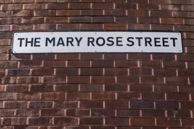 İngiltere 'nin Portsmouth şehrinde Mary Rose Caddesi' nin sokak tabelasına yakın çekim..