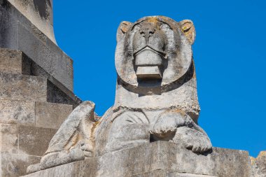 Portsmouth, İngiltere - 4 Eylül 2023: İngiltere 'deki Portsmouth Donanma Anıtı' nda aslan heykeli, İngiliz ve Cumhuriyet denizcilerine adanmıştır..