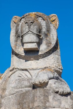 Portsmouth, İngiltere - 4 Eylül 2023: İngiltere 'deki Portsmouth Donanma Anıtı' nda aslan heykeli, İngiliz ve Cumhuriyet denizcilerine adanmıştır..