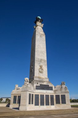 Portsmouth, İngiltere 'deki Portsmouth Donanma Anıtı her iki dünya savaşında da kaybedilen binlerce İngiliz ve İngiliz denizciye adanmıştır..