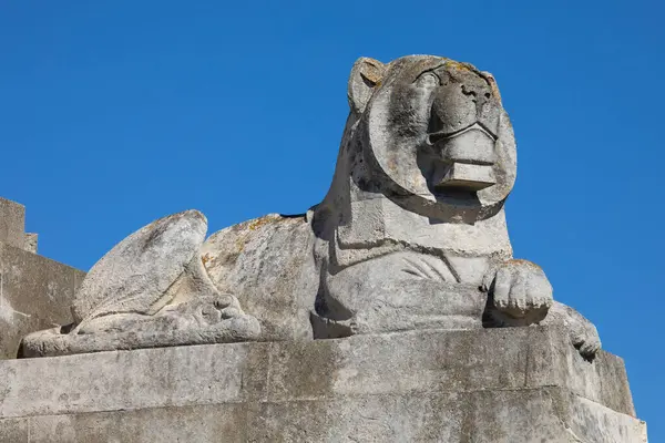 Portsmouth, İngiltere - 4 Eylül 2023: İngiltere 'deki Portsmouth Donanma Anıtı' nda aslan heykeli, İngiliz ve Cumhuriyet denizcilerine adanmıştır..