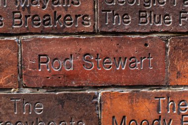 Liverpool, İngiltere - 19 Eylül 2024: The Cavern Wall of Fame 'de Rod Stewart Liverpool, İngiltere' de Mathew Street 'te sahne alan ünlü sanatçıların anısına.