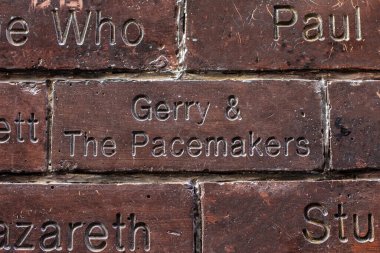 Liverpool, İngiltere - 19 Eylül 2024: Gerry ve The Cavern Wall of Fame 'deki The Cavern Wall of Fame, Liverpool, İngiltere - Mağara Kulübü' nde sahne alan ünlü sanatçıların anısına.