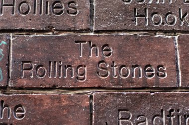 Liverpool, İngiltere - 19 Eylül 2024: The Rolling Stones on The Cavern Wall of Fame on Mathew Street on Liverpool, İngiltere - Mağara Kulübü 'nde sahne alan ünlü sanatçıların anısına.