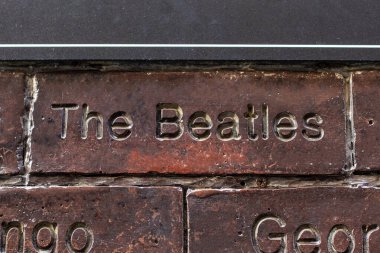 Liverpool, İngiltere - 19 Eylül 2024: The Beatles on The Cavern Wall of Fame Liverpool, İngiltere 'de Mathew Street' te - Mağara Kulübü 'nde sahne alan ünlü sanatçıların anısına.