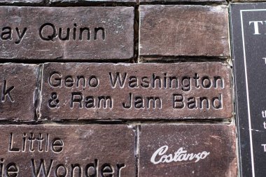 Liverpool, İngiltere - 19 Eylül 2024: Liverpool, İngiltere 'deki Mathew Caddesi' ndeki The Cavern Wall of Fame 'de Geno Washington ve Ram Jam Band - Mağara Kulübü' nde sahne alan ünlü sanatçıların anısına.