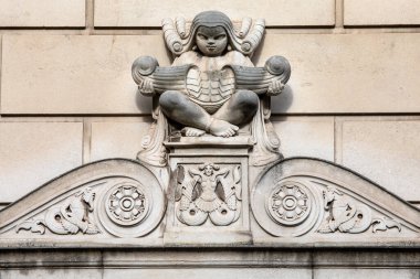 Liverpool, İngiltere - 20 Eylül 2024: İngiltere 'nin Liverpool kentindeki Water Street' teki Martins Bank binasının dış tarafında bir taş heykelin yakın çekimi.