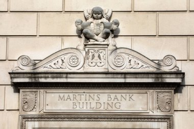 Liverpool, İngiltere - 20 Eylül 2024: İngiltere 'nin Liverpool kentindeki Water Street' te bulunan eski Martins Bank Binası 'nın dış cephesindeki tabela.