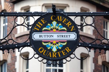 Liverpool, İngiltere 'nin tarihi mağara bölgesinde Button Caddesi' nde bir tabela..