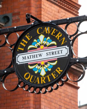 Mathew Caddesi 'nde, Liverpool, İngiltere' nin tarihi mağara bölgesinde bir tabela..