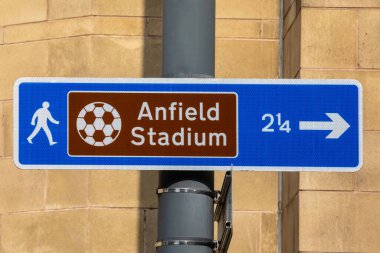Liverpool, İngiltere - 20 Eylül 2024: Liverpool Futbol Kulübü 'nün ana sahası olan Anfield Stadyumu' nun yönünü ve uzaklığını gösteren bir tabela