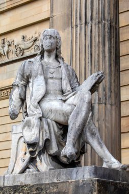 Liverpool, İngiltere - 20 Eylül 2024: İngiltere 'nin Liverpool kentindeki Walker Sanat Galerisi' nin girişinde bulunan İtalyan sanatçı Raphael 'in mermer heykeli