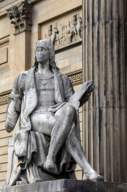 Liverpool, İngiltere - 20 Eylül 2024: İngiltere 'nin Liverpool kentindeki Walker Sanat Galerisi' nin girişinde bulunan İtalyan sanatçı Raphael 'in mermer heykeli.