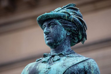 Liverpool, İngiltere. 20 Eylül 2024: Kraliçe Victoria 'nın 1. Heykeli İngiltere' nin Liverpool kentindeki St. Georges Hall 'un dışında yer almaktadır..