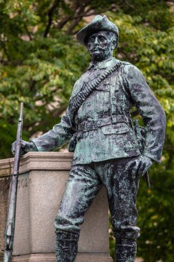 Liverpool, İngiltere - 20 Eylül 2024: İngiltere 'nin Liverpool kentindeki St. Johns Gardens' da bulunan Kings Liverpool Alayı anıtının ayrıntıları.