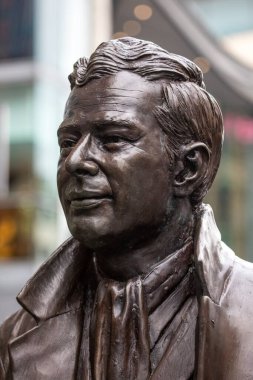 Liverpool, İngiltere - 20 Eylül 2024: Brian Epstein 'in heykeli - İngiltere' nin Liverpool kentindeki Whitechapel kentinde yer alan The Beatles 'ın müdürü