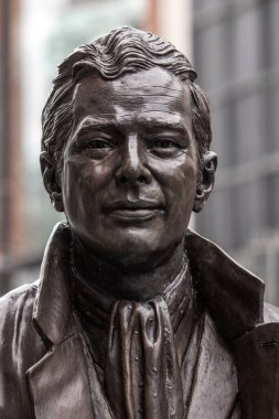 Liverpool, İngiltere - 20 Eylül 2024: Brian Epstein 'in heykeli - İngiltere' nin Liverpool kentindeki Whitechapel kentinde yer alan The Beatles 'ın müdürü.