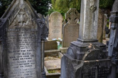 Liverpool, İngiltere - 21 Eylül 2024: Eleanor Rigby ve ailesinin mezarlığı - resmin merkezi - Woolton, Liverpool, İngiltere 'deki St. Peters Kilisesi' nin mezarlığında. 