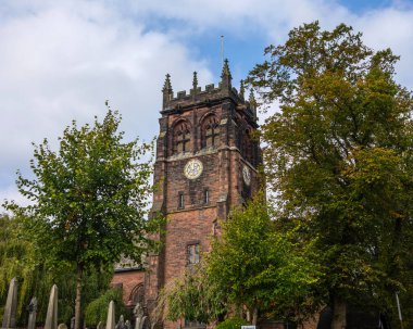 Woolton, Liverpool, İngiltere 'deki St. Peters Kilisesi. John Lennon ve Paul McCartney 'nin ilk tanıştığı yerin hemen karşısındaki köy binasındaydı..