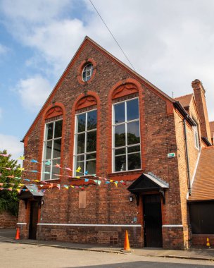 Woolton, Liverpool, İngiltere 'deki köy binası. Burası 6 Temmuz 1957 'de John Lennon ve Paul McCartney arasında ilk toplantının yapıldığı yer..