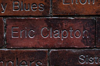 Liverpool, İngiltere - 19 Eylül 2024: Eric Clapton Liverpool, İngiltere 'deki Mathew Street' teki The Cavern Wall of Fame 'de - Mağara Kulübü' nde sahne alan ünlü sanatçıların anısına.