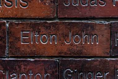 Liverpool, İngiltere - 19 Eylül 2024: The Cavern Wall of Fame 'deki Elton John Liverpool, İngiltere' deki Mathew Street 'te - Mağara Kulübü' nde sahne alan ünlü sanatçıların anısına.