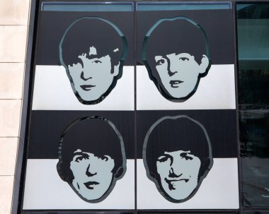 Liverpool, İngiltere - 19 Nisan 2024: İngiltere 'nin Liverpool kentinde bulunan Fab4 Cafe' nin dış yüzeyinde The Beatles 'ın resimleri.