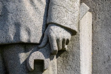 Liverpool, İngiltere - 19 Eylül 2024: Liverpool, İngiltere 'deki Pier Head' deki St. Nicholas Place 'de bulunan Deniz Motor Odası Kahramanları Anıtı' nın bir detayı.