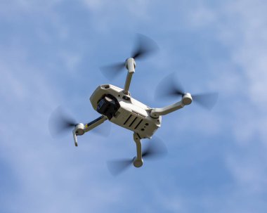 Liverpool, İngiltere - 19 Nisan 2024: Uçan bir İHA görüntüsü