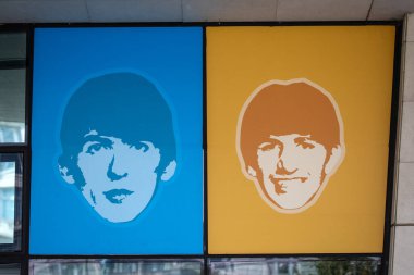 Liverpool, İngiltere - 19 Eylül 2024: Liverpool, İngiltere 'deki Pier Head' deki Fab4 Store 'un dış yüzeyinde George ve Ringo' nun resimleri.