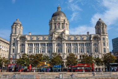 Liverpool, İngiltere - 19 Eylül 2024: Liverpool Liman Binası 'nın tarihi liman manzarası, Liverpool, İngiltere' deki Pier Head 'de yer almaktadır.