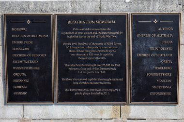 Liverpool, İngiltere - 19 Eylül 2024: 2. Dünya Savaşı 'nın sonunda İngiltere' nin Liverpool kentindeki Pier Head rıhtımında bulunan bir anma plaketi..