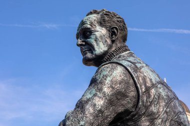 Liverpool, İngiltere - 19 Eylül 2024: Liverpool, İngiltere 'deki Pier Head rıhtımında bulunan deniz kahramanı Yüzbaşı Johnnie Walker' ın heykeli