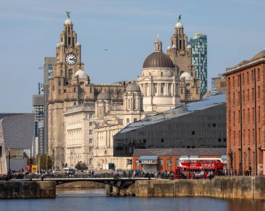 Liverpool, İngiltere - 19 Eylül 2024: Three Graces - Royal Liver Building, Cunard Building ve Liverpool Port of Liverpool Binası, Royal Albert Dock Liverpool, İngiltere.