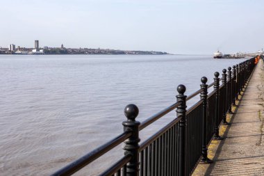 İngiltere 'nin Liverpool kentindeki Mersey Nehri' ne demir atmış bir feribot..