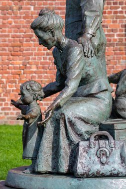 Liverpool, İngiltere - 19 Eylül 2024: İngiltere 'nin Liverpool kentindeki Royal Albert Rıhtımı' ndaki göçmen bir ailenin resmedildiği The Crossing adlı heykelin ayrıntıları.